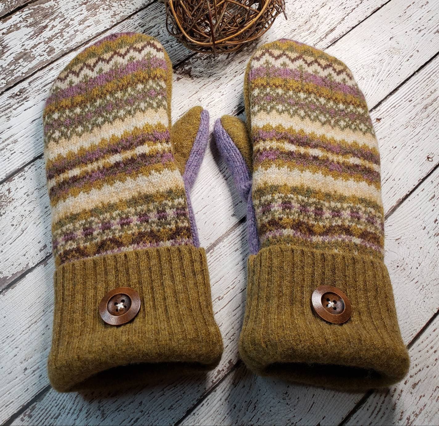 Upcycling Wolle Handschuhe Lila Tan Fairisle Weihnachten Fleece Gefütterte Aus Recycelter Pullover-Wollpullover Fäustlinge-Frauen Accessoires von SewPriorAttireMitten