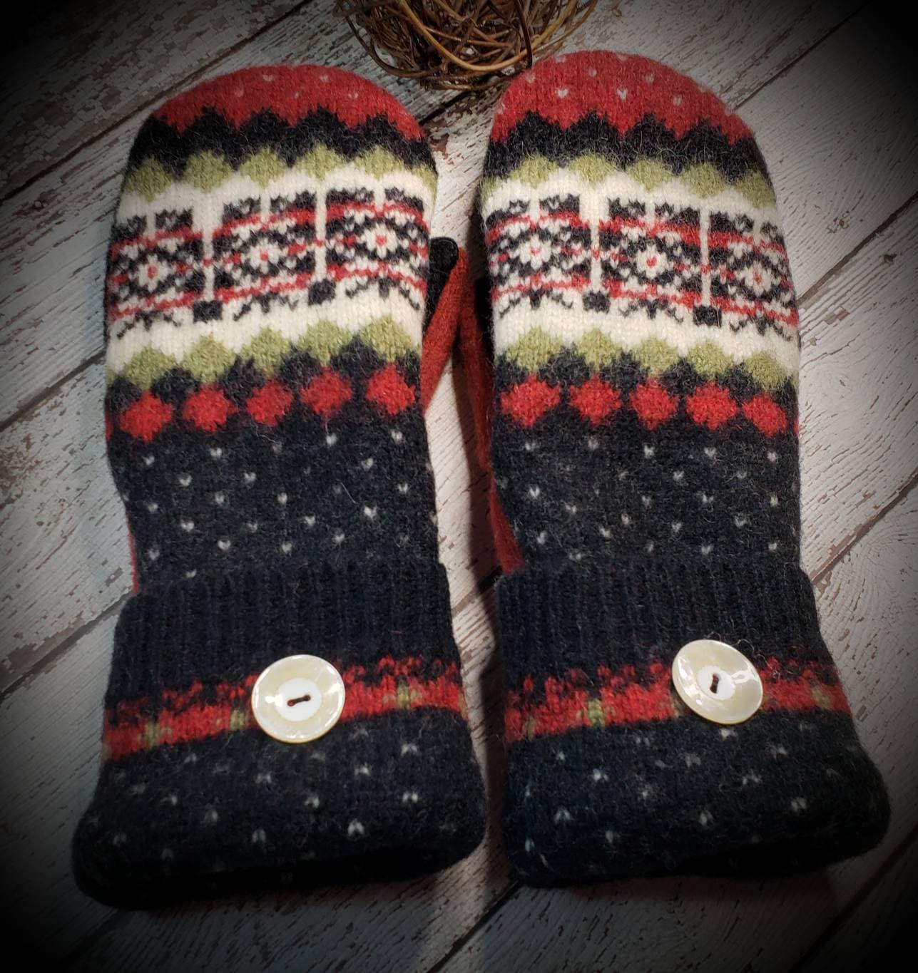 Wollpullover Handschuhe-Schwarz Rot Grün Fairisle Upcycled Woll-Fäustlinge Super Warm-Damen Accessoires Strümpfe Stuffer von SewPriorAttireMitten