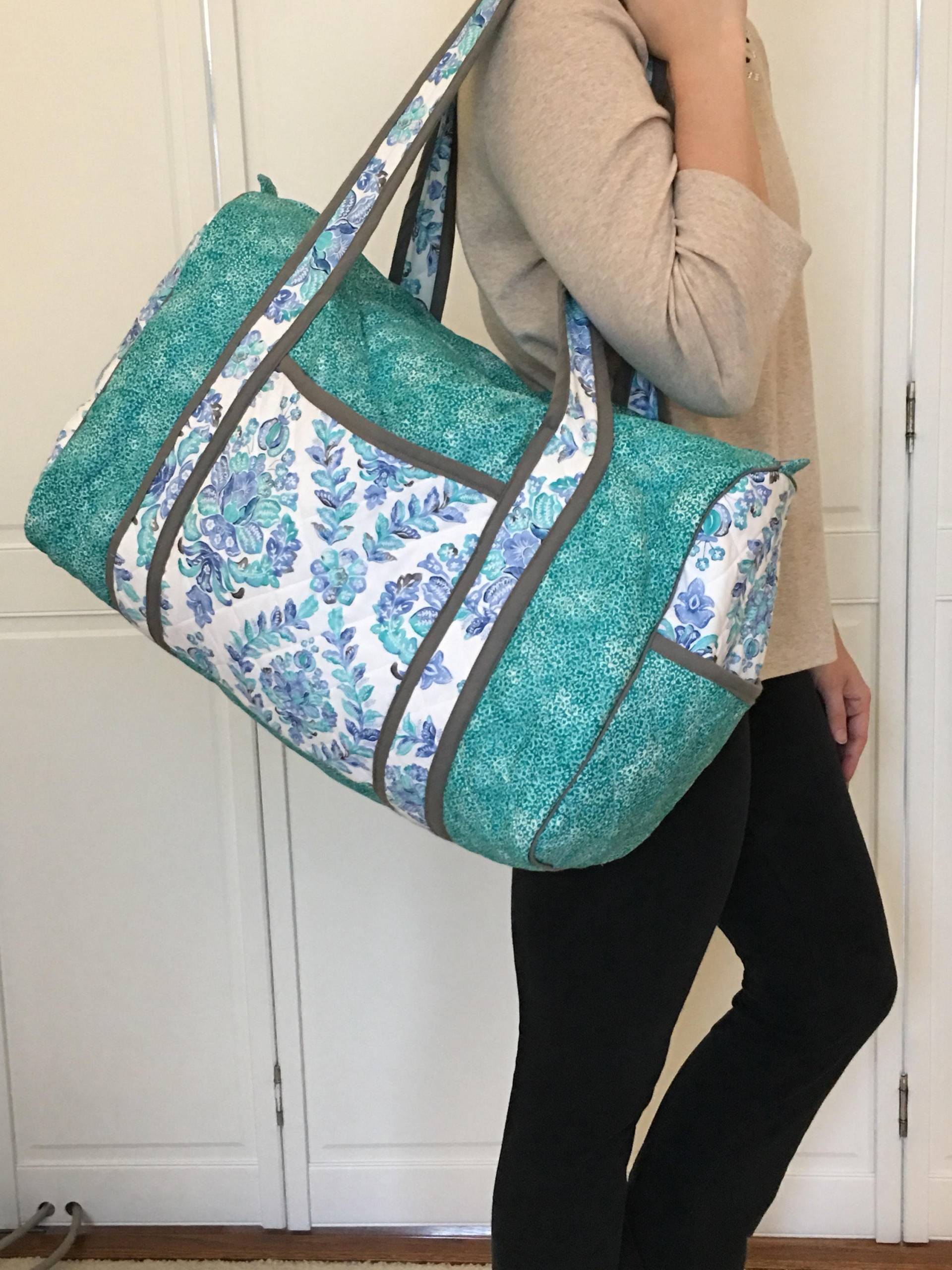 Gesteppter Seesack - Blooming Blue Print... Special Four Bag Matching Set, Geschenk, Teen Geburtstag, Brautjungfer, Sweet 16, Blau Petrol Grau Weiß Gesteppter Seesack - Blooming Blue Print... Special Four Bag Matching Set, Geschenk, Teen Geburtstag, Brautjungfer, Sweet 16, Blau Petrol Grau Weiß von SewRandall