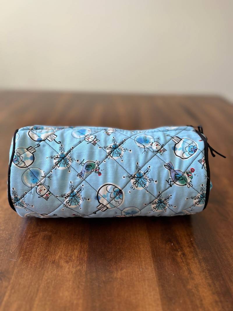 Light Blue Schneemann Kleine Gesteppte Reisetasche Light Blue Schneemann Kleine Gesteppte Reisetasche von SewRandall