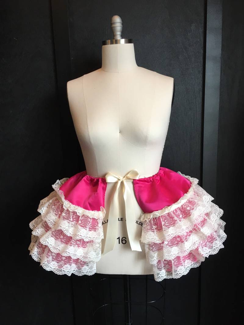 Rosa Und Elfenbeinfarbene Rokoko-Spitzentasche Rosa Und Elfenbeinfarbene Rokoko-Spitzentasche von SewSheSaidCostumes