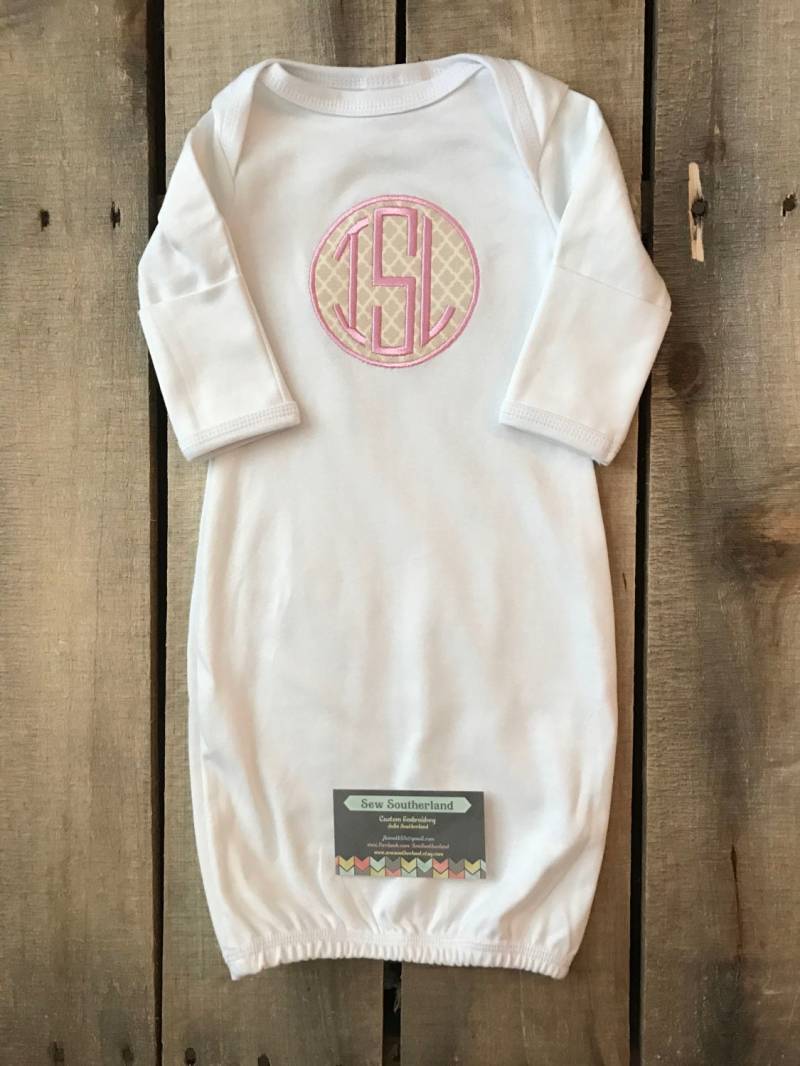 Monogrammiert Baby Kleid Babyausstattung Mädchen Rosa Und Tan Vierpass Dusche Geschenk Kommenden Hause Outfit von SewSoutherland