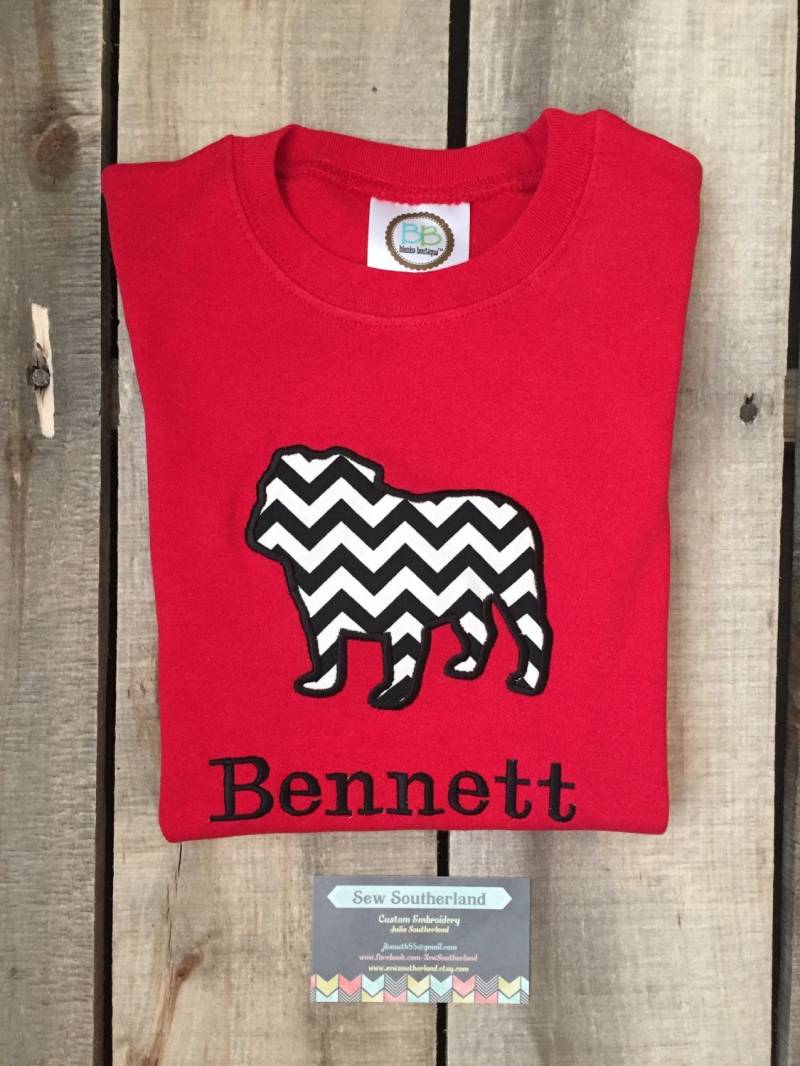Rote Und Schwarze Uga Inspiriert Georgia Bulldog Shirt Applikation Mit Monogramm Chevron von SewSoutherland