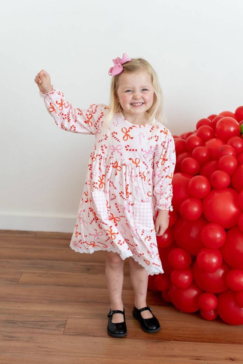 Mädchen Weihnachten Candy Cane Kleid, Langarm Urlaub Outfit, Twirl Personalisierte Weihnachtsfeier Rüschen Kleid von SewSweetDesignsForU