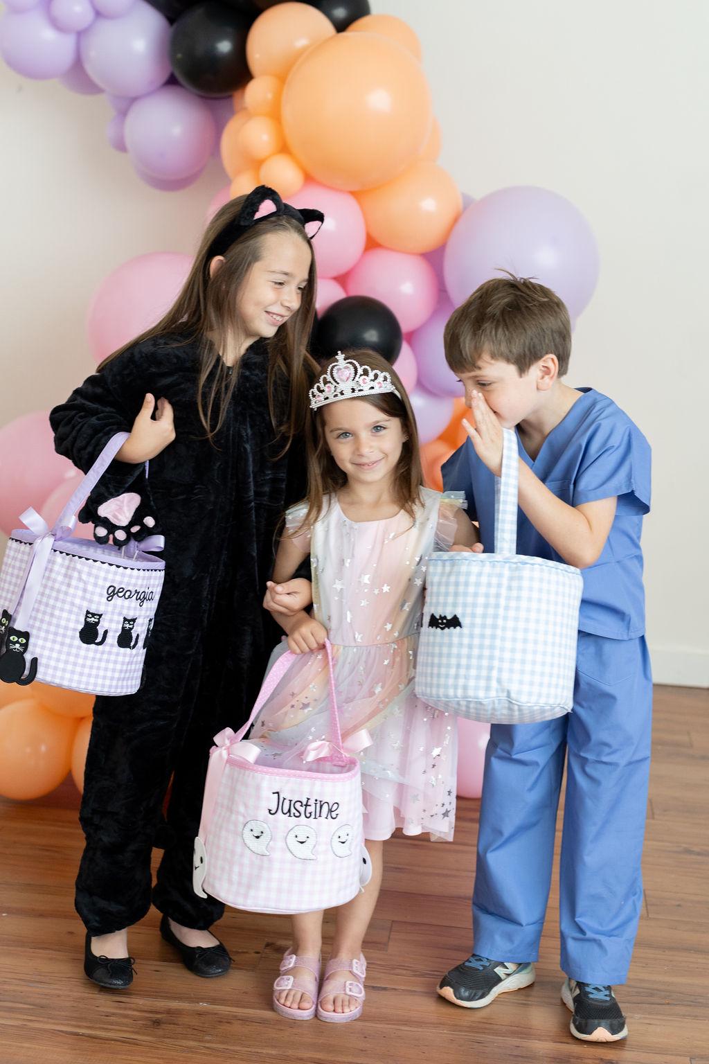 Personalisierte Kinder Süßes Oder Saures Taschen Gestickte Gingham Halloween Tasche Mit Taschenanhängern; Katze, Fledermäuse Und Gespenster von SewSweetDesignsForU