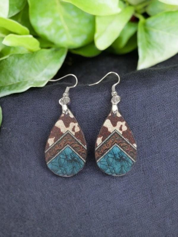 Baumelnde Ohrringe in Einer Tear Drop Form Mit Einem Western Kuh Fell Design Von Sewuseful Studiosllc Baumelnde Ohrringe in Einer Tear Drop Form Mit Einem Western Kuh Fell Design Von Sewuseful Studiosllc von SewUsefulStudios