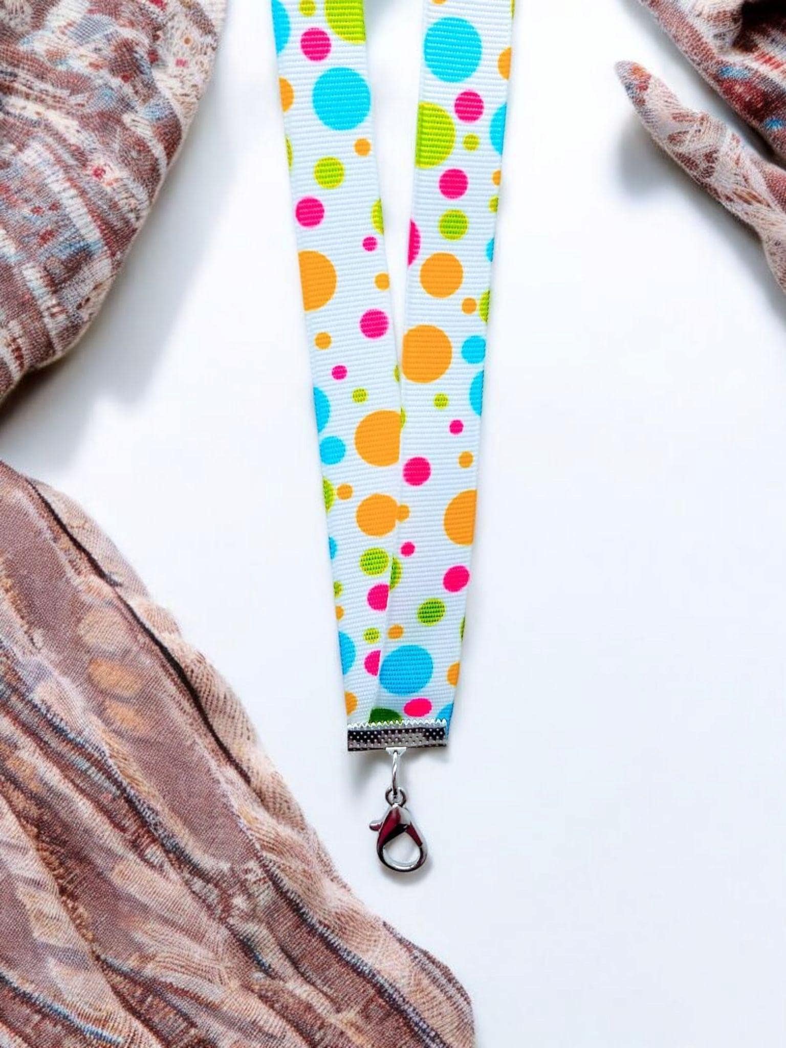 Bunt Gepunktetes Band-Lanyard Mit Kunststoff-Badge Oder Id-Halter Bunt Gepunktetes Band-Lanyard Mit Kunststoff-Badge Oder Id-Halter von SewUsefulStudios