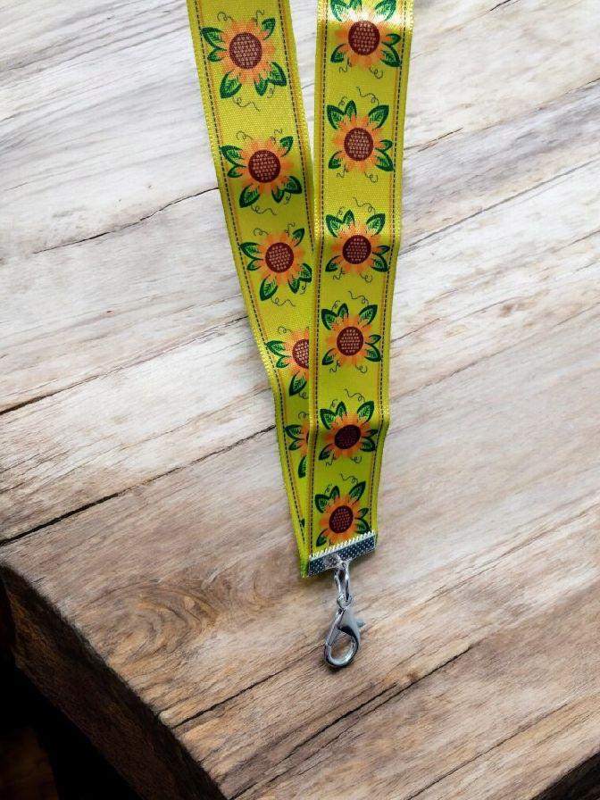 Grünes Sonnenblumenband Lanyard Für Ausweis Oder Plastikhalter Grünes Sonnenblumenband Lanyard Für Ausweis Oder Plastikhalter von SewUsefulStudios