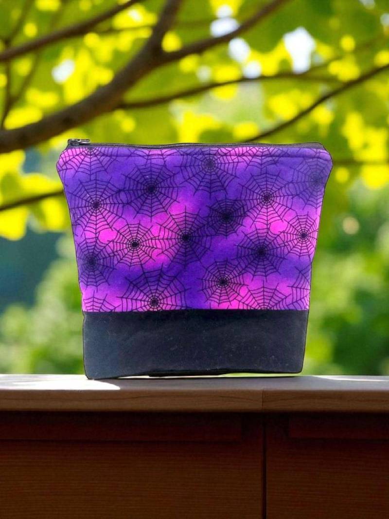 Halloween Lila Spinnennetz Reißverschluss Kosmetik, Make Up, Reisetasche Halloween Lila Spinnennetz Reißverschluss Kosmetik, Make Up, Reisetasche von SewUsefulStudios
