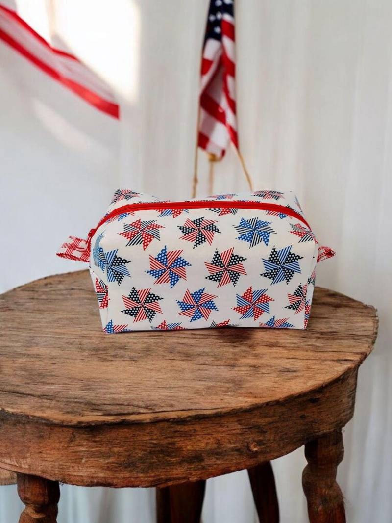 Kosmetiktasche, Kastentasche, Reisetasche, 4. Juli Rote, Weiße Und Blaue Windrad-Kasten-Reisetasche Mit Reißverschluss Kosmetiktasche, Kastentasche, Reisetasche, 4. Juli Rote, Weiße Und Blaue Windrad-Kasten-Reisetasche Mit Reißverschluss von SewUsefulStudios