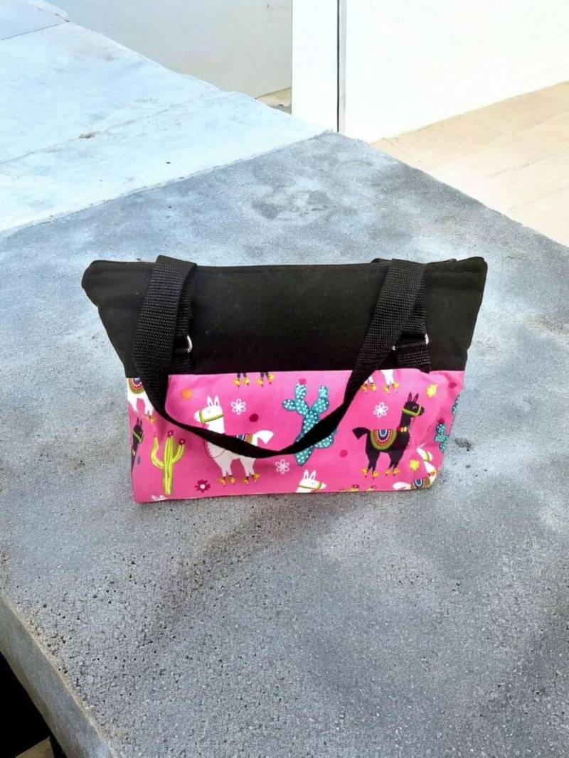 Pink Lama Gefütterte, Isolierte Reißverschlusstasche Oder Sack Mit Riemen von SewUsefulStudios