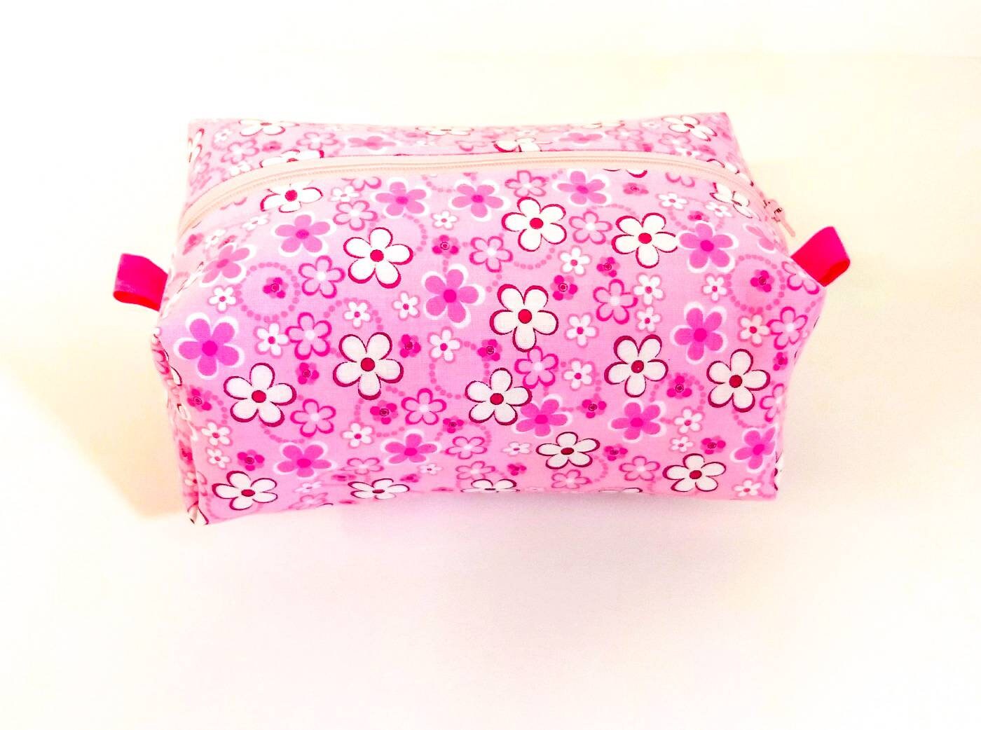 Rosa Und Weiße Blume Box Reißverschluss Reisetasche Rosa Und Weiße Blume Box Reißverschluss Reisetasche von SewUsefulStudios