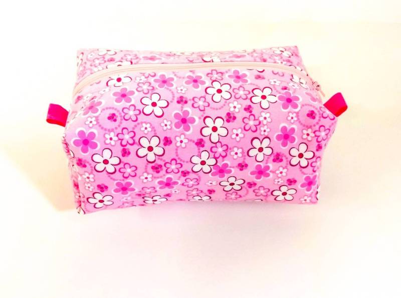 Rosa Und Weiße Blume Box Reißverschluss Reisetasche Rosa Und Weiße Blume Box Reißverschluss Reisetasche von SewUsefulStudios