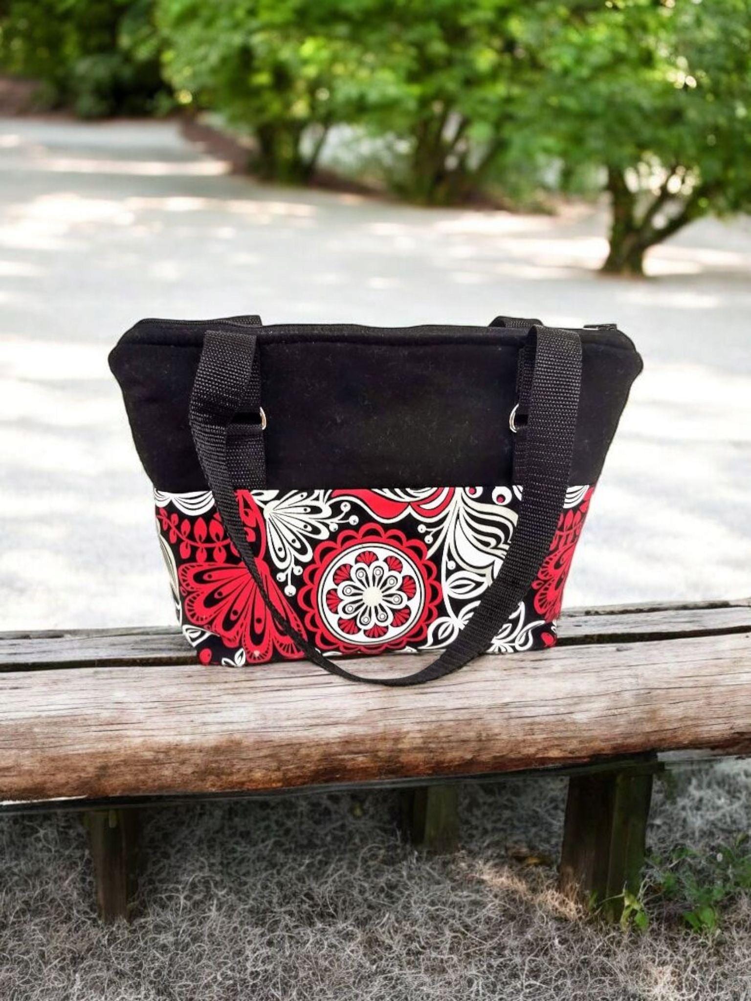 Rot Und Schwarz Abstrakte Blume Gefüttert, Reißverschluss-Lunch-Bag Oder Sack Mit Riemen Rot Und Schwarz Abstrakte Blume Gefüttert, Reißverschluss-Lunch-Bag Oder Sack Mit Riemen von SewUsefulStudios