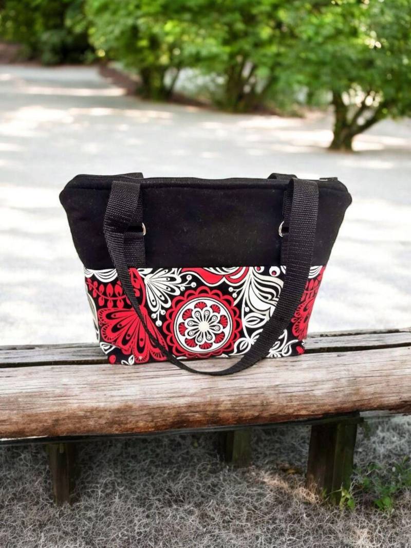 Rot Und Schwarz Abstrakte Blume Gefüttert, Reißverschluss-Lunch-Bag Oder Sack Mit Riemen Rot Und Schwarz Abstrakte Blume Gefüttert, Reißverschluss-Lunch-Bag Oder Sack Mit Riemen von SewUsefulStudios