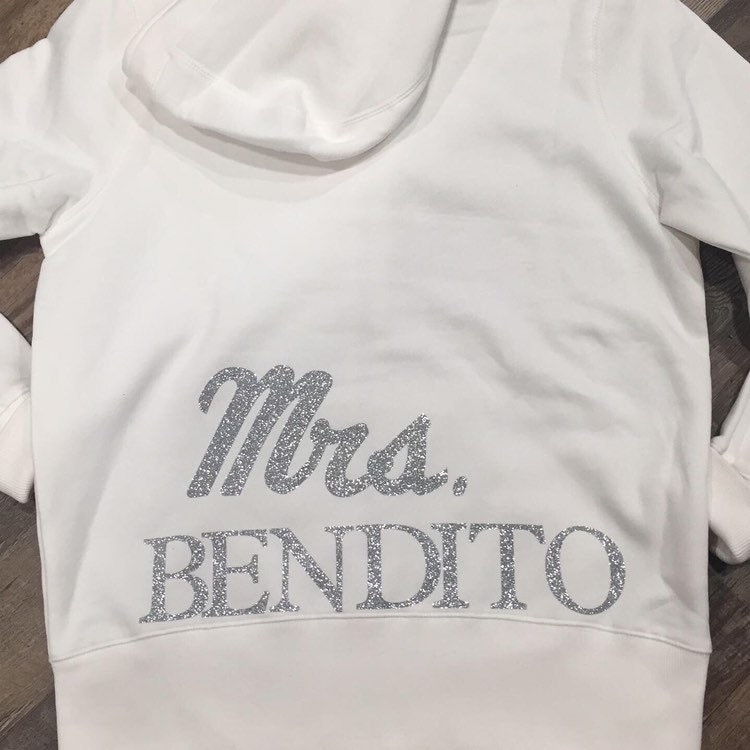 Frau/Hochzeitsdatum Zukünftige Hochzeitstag Flitterwochen Verlobung Personalisierter Hoodie Sweatshirt, Personalisierter Glitzer Sweatshirt Frau/Hochzeitsdatum Zukünftige Hochzeitstag Flitterwochen Verlobung Personalisierter Hoodie Sweatshirt, Personalisierter Glitzer Sweatshirt von SewWitteNY