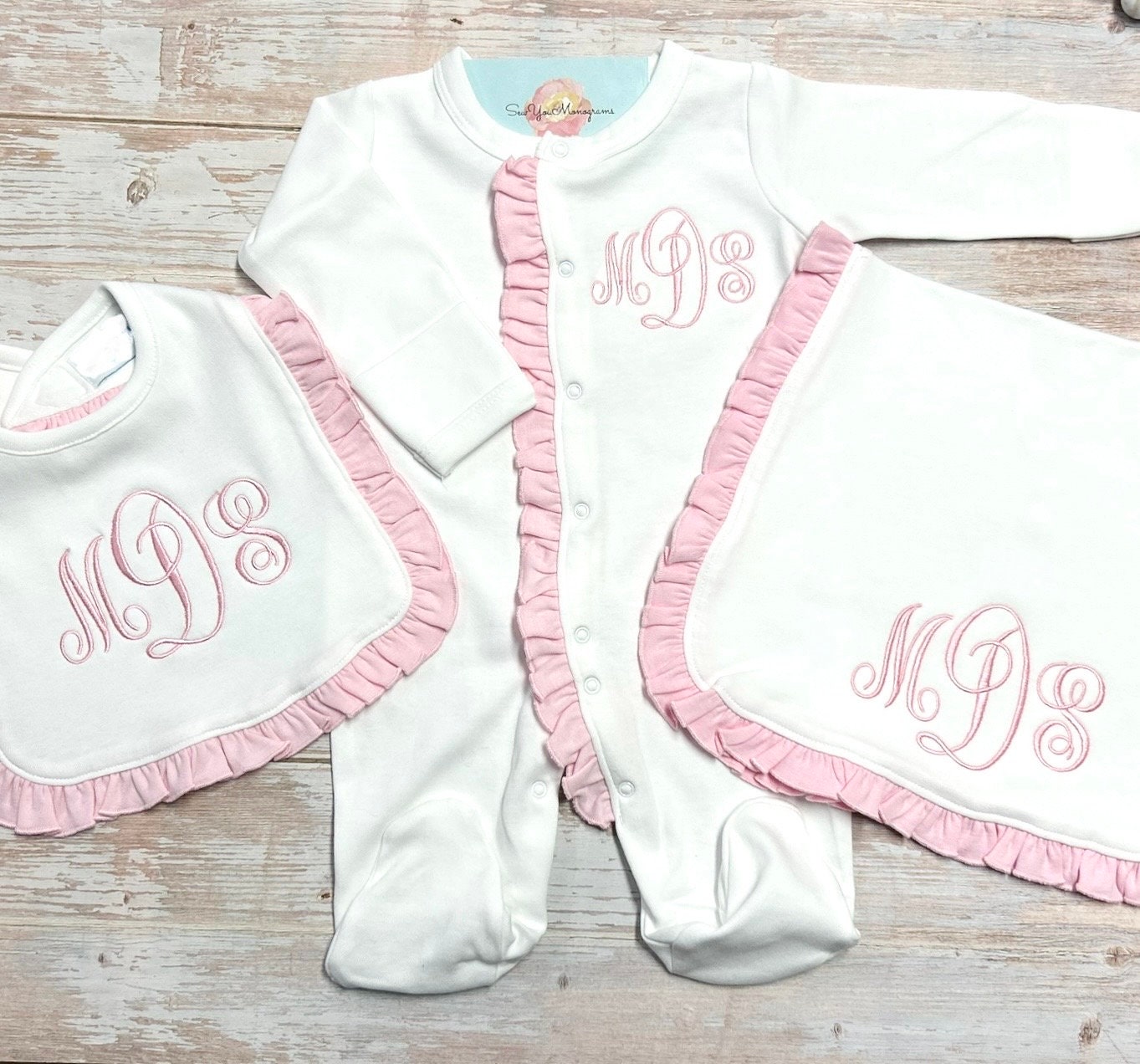 Monogramm Baby-Füßchen Pjs, Kleinkind-Füßlinge, Lätzchen, Spucktuch-Set, Baby-Geschenk, Personalisiertes Spucktuch, Rüschen-Füßchen, Nach von SewYouMonograms