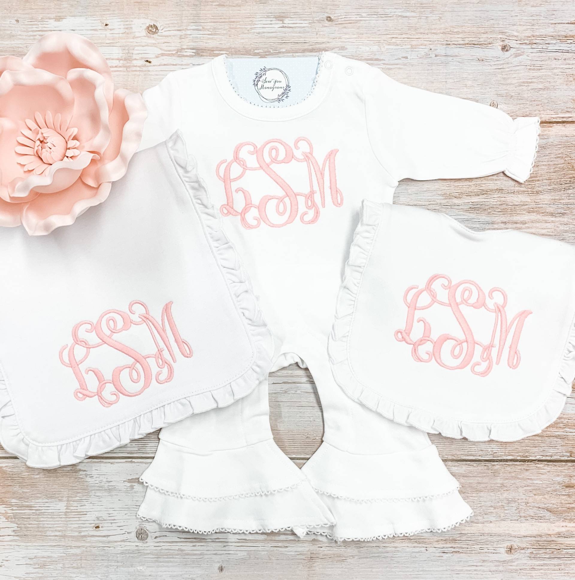 Monogramm Baby-Mädchenspielanzug, Säuglingsstrampler Mit Name, Baby-Mädchen Gehen Nach Hause Outfit, Personalisierter Strampler von SewYouMonograms