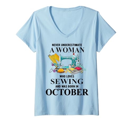 Damen Unterschätze Niemals eine Frau, die gerne näht. Oktobergeburtstag T-Shirt mit V-Ausschnitt Damen Unterschätze Niemals eine Frau, die gerne näht. Oktobergeburtstag T-Shirt mit V-Ausschnitt von Sewing Is My Valentines I Love Sewing Machine