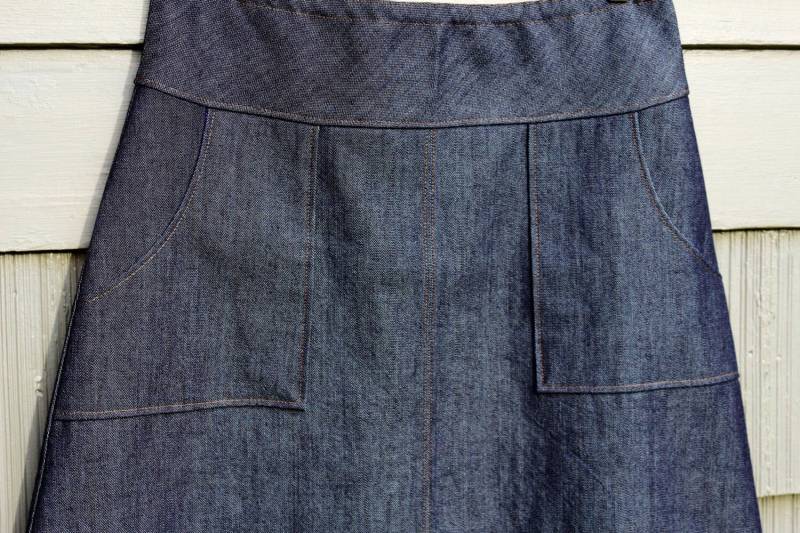 Dark Denim Jeansrock A-Linie Mit Schürzentaschen, Custom Fit von SewingBySelena