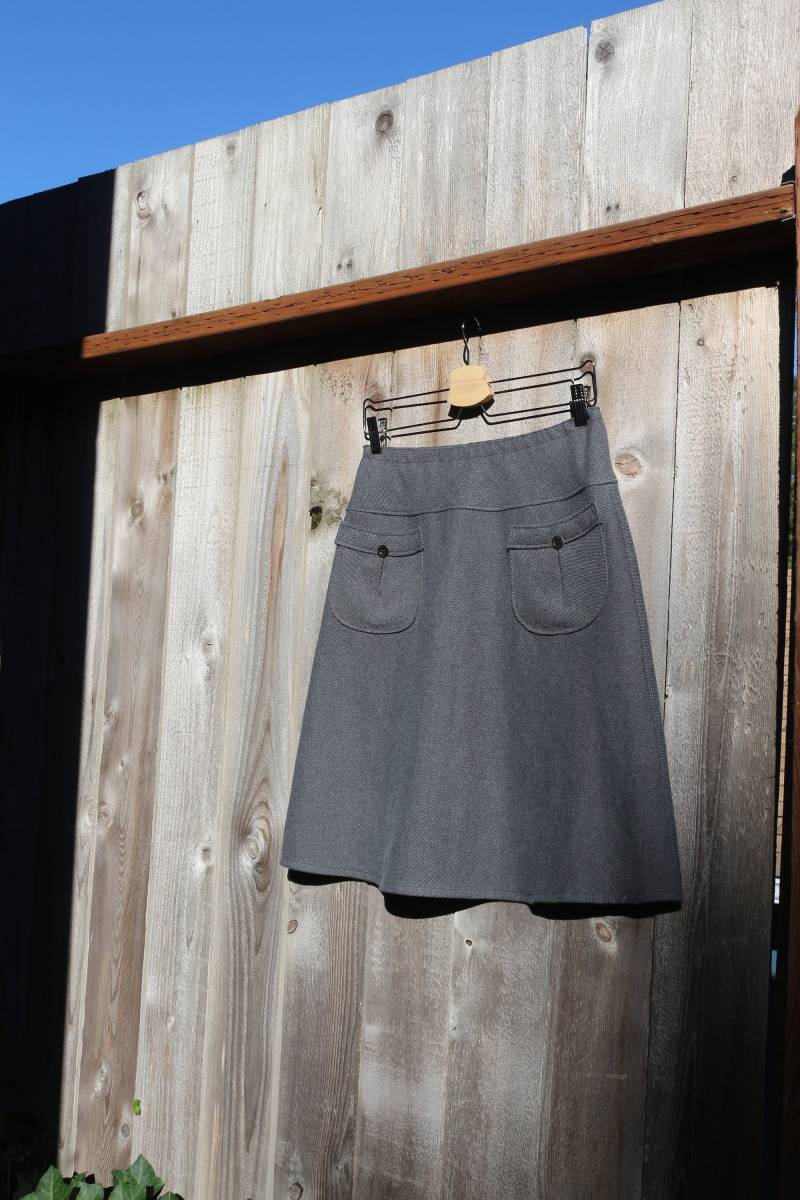 Dunkelgrauer A-Linien-Rock Rock Nach Maß Mit Taschen von SewingBySelena