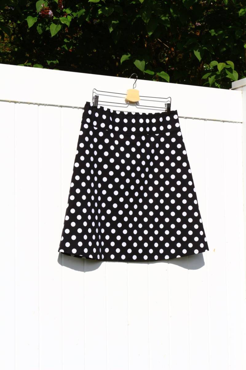 Maßgeschneiderter A-Linien Rock Schwarz Mit Weissen Punkten von SewingBySelena
