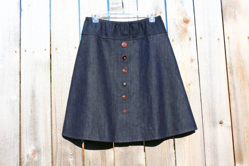Vintage Dark Denim Knopfrock - Individueller A-Linien-Jeansrock Vintage Dark Denim Knopfrock - Individueller A-Linien-Jeansrock von SewingBySelena