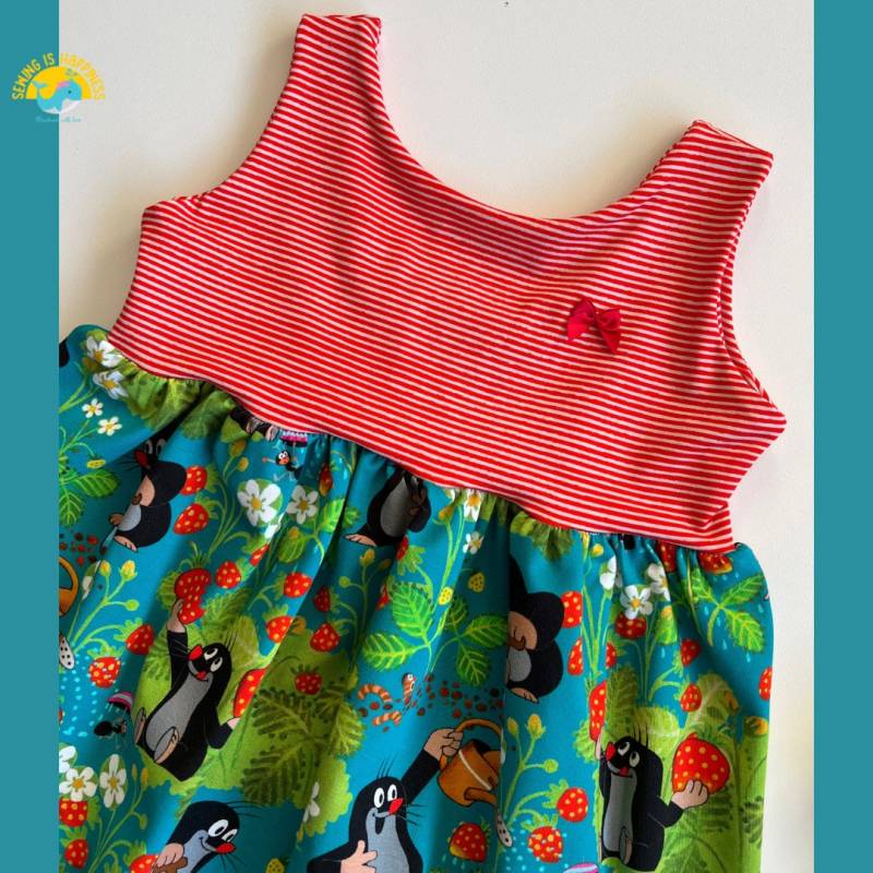 Der Kleine Maulwurf Sommerkleid Erdbeerfeld Für Mädchen in Petrol Aus Baumwolljersey Mit Passender Schleife | Ab Gr. 74 Bis 134 von SewingIsHappinessDE