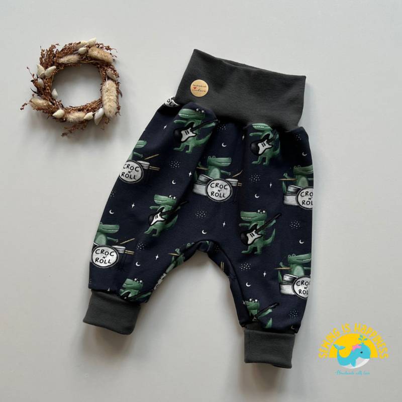Lange Pumphose Baby Junge Krokodile Rock N' Roll in Grau | Unisex Aus French Terry Ab Größe 50 Bis 104 von SewingIsHappinessDE