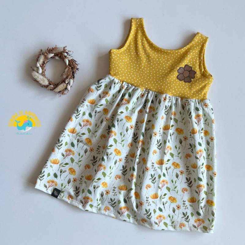 Sommerkleid Mit Blumen Für Baby Mädchen Aus Bio Baumwolljersey Passendem Kunstlederlabel Und Webetikett | Ab Gr. 74 Bis 134 von SewingIsHappinessDE