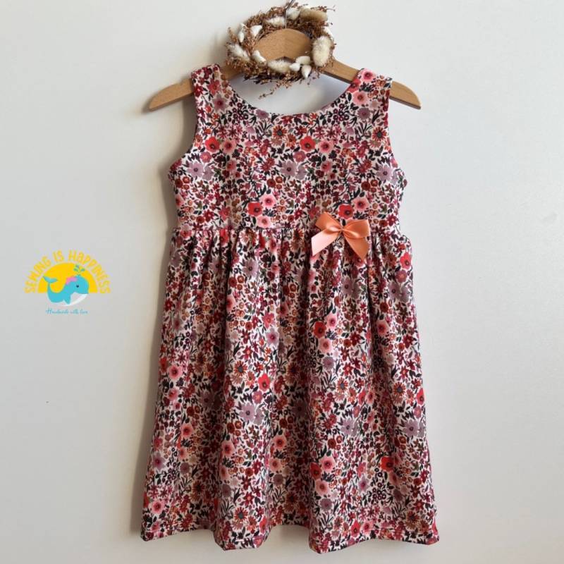 Sommerkleid Mit Streublumen Für Mädchen Aus Baumwolljersey Passender Schleife | Ab Gr. 74 Bis 134 von SewingIsHappinessDE