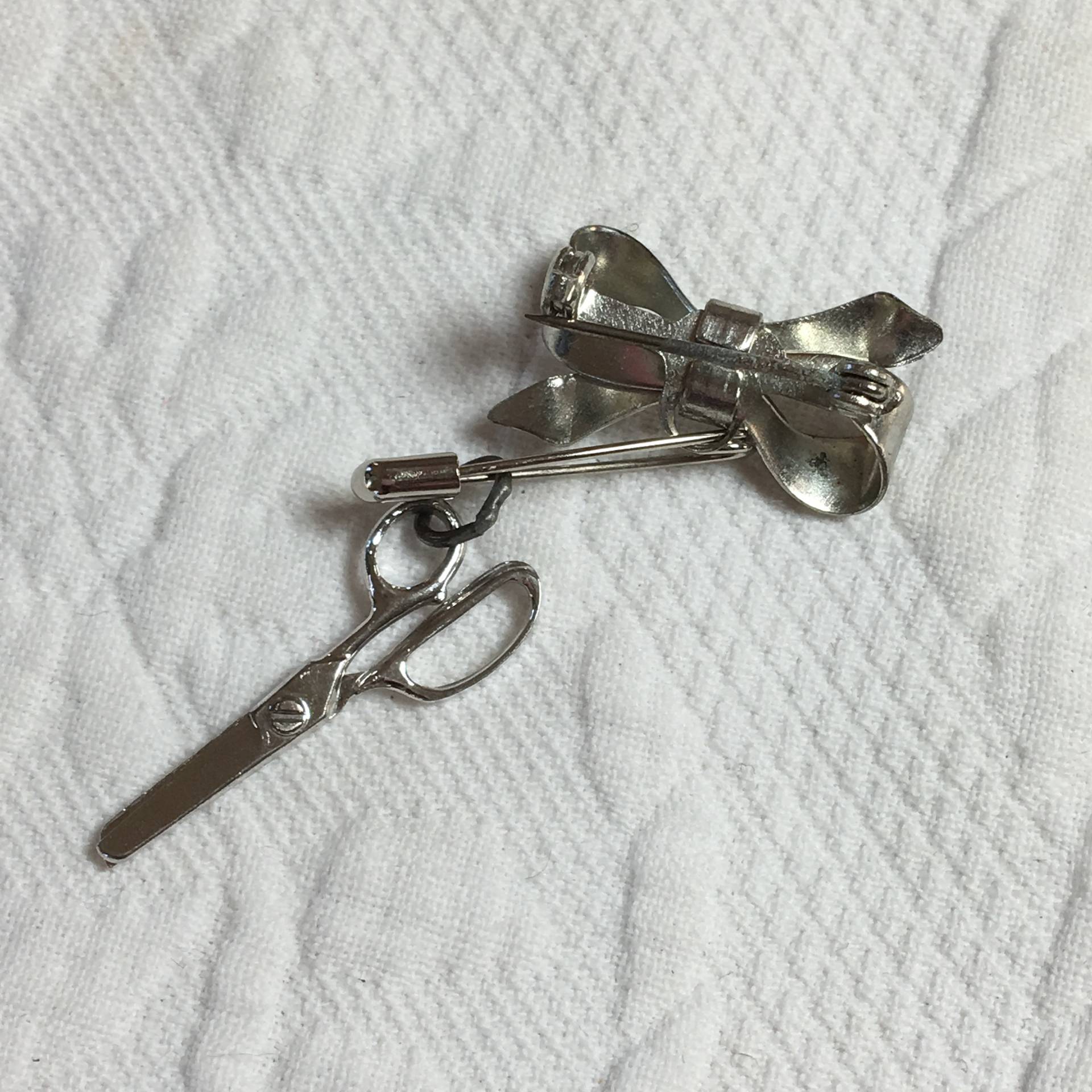 Vintage Nähkästchen Brosche. Silber Ton Schleife Mit Sicherheitsnadel Hält Eine Miniatur-Öffnung-sterling Silber-Schere Vintage Nähkästchen Brosche. Silber Ton Schleife Mit Sicherheitsnadel Hält Eine Miniatur-Öffnung-sterling Silber-Schere von SewingRoomStore