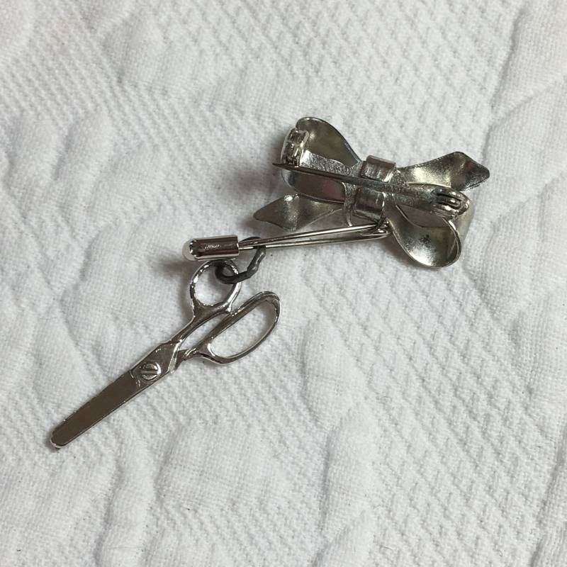 Vintage Nähkästchen Brosche. Silber Ton Schleife Mit Sicherheitsnadel Hält Eine Miniatur-Öffnung-sterling Silber-Schere Vintage Nähkästchen Brosche. Silber Ton Schleife Mit Sicherheitsnadel Hält Eine Miniatur-Öffnung-sterling Silber-Schere von SewingRoomStore