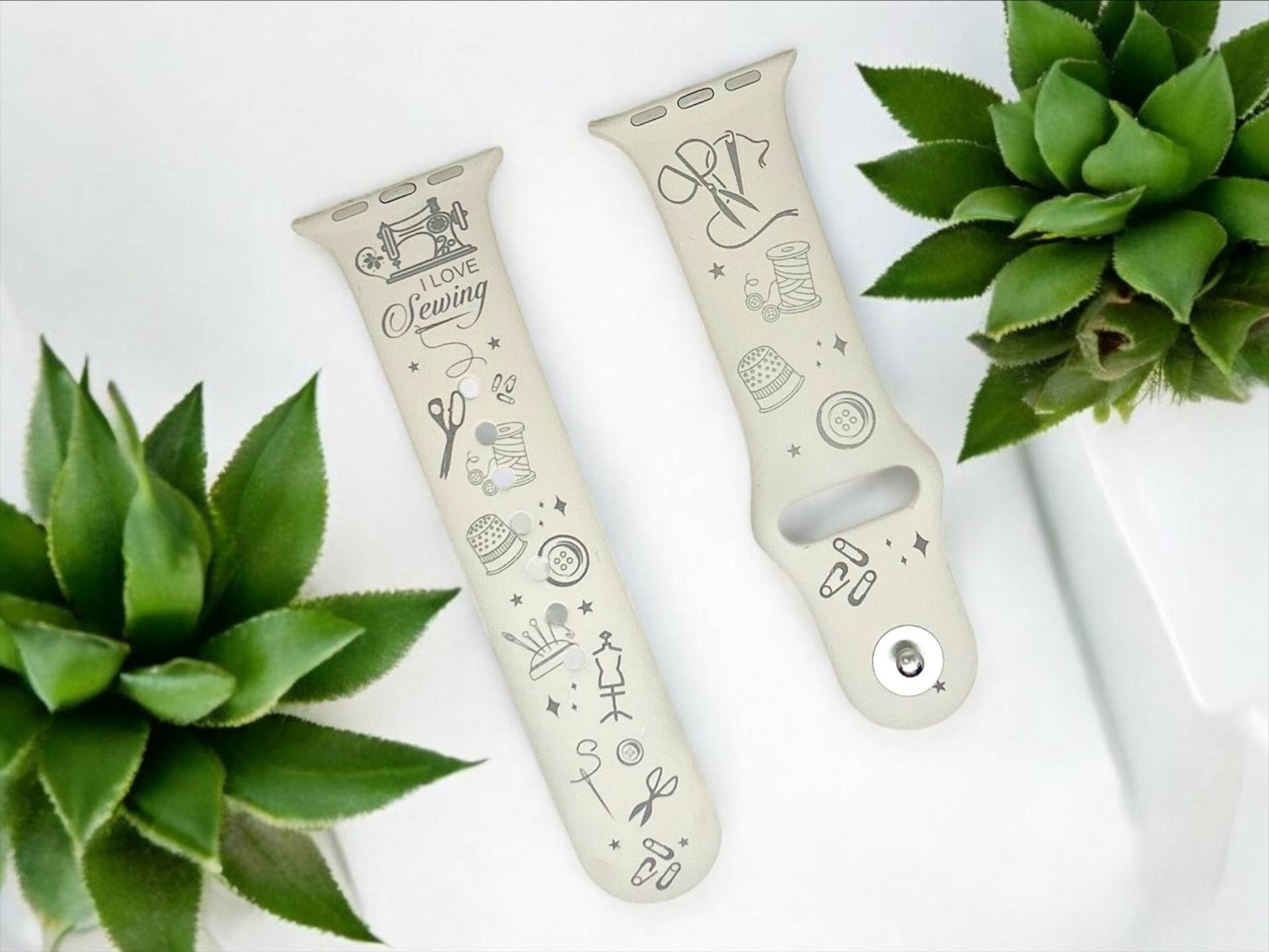 I Love Sewing, Graviertes Apple Watch Silikon Sport Armband, Größe/Breite 44, 45, 46mm I Love Sewing, Graviertes Apple Watch Silikon Sport Armband, Größe/Breite 44, 45, 46mm von SewingStuffByJaJu