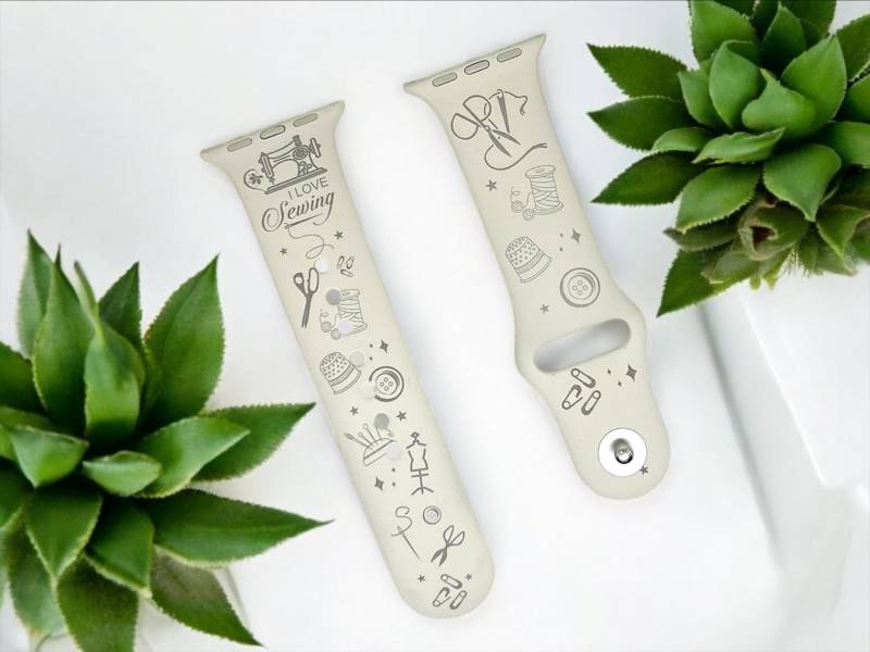 I Love Sewing, Graviertes Apple Watch Silikon Sport Armband, Größe/Breite 44, 45, 46mm von SewingStuffByJaJu