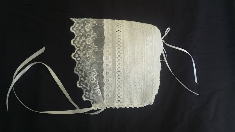 Baby Mädchen Weiß Sonnenhut Öse Mütze/Taufhaube Größe 0-24 Monate von Sewingbyquicatos