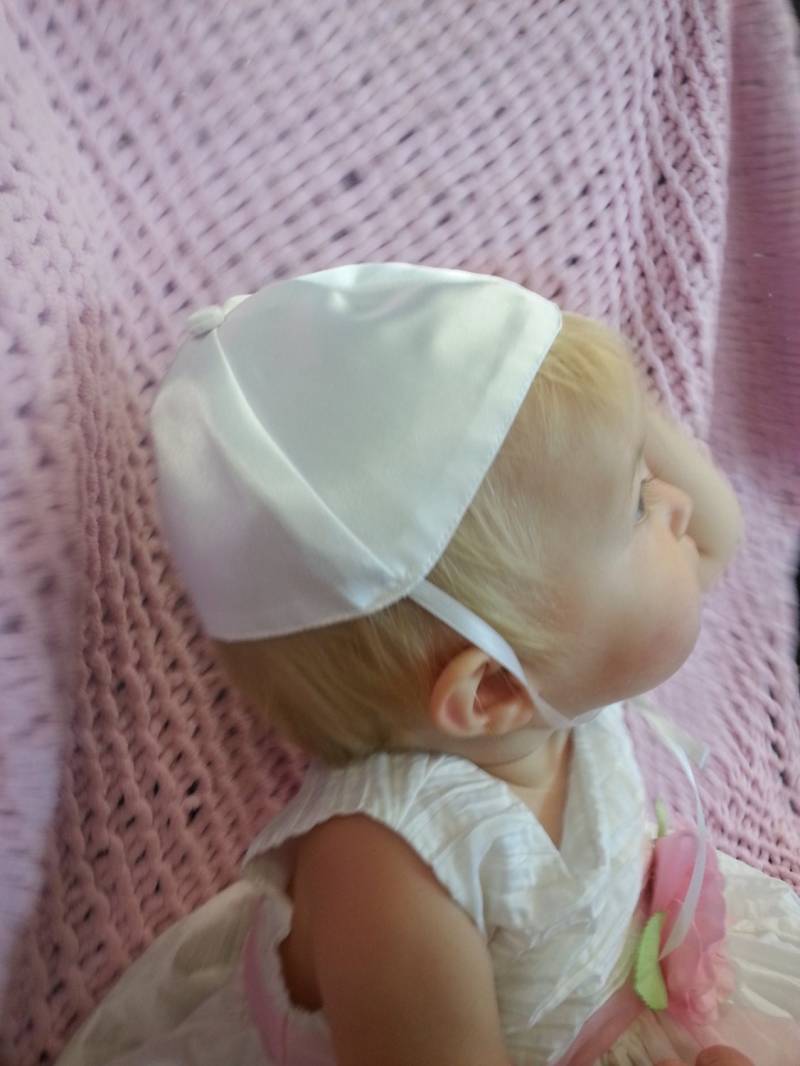 Mädchen/Junge Weiße Satin Taufe/Taufe Papal's Style Schädel Kappe/Hut Größe 0-24 Monate von Sewingbyquicatos