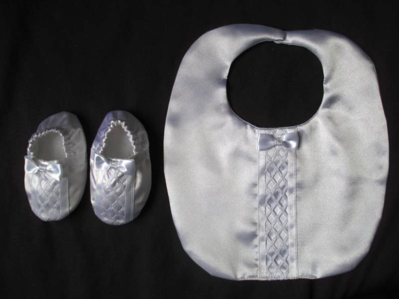 Säugling Baby Mädchen/Junge Satin Taufe/Taufe/Hochzeit/Besondere Anlass Bib & Booties Set von Sewingbyquicatos