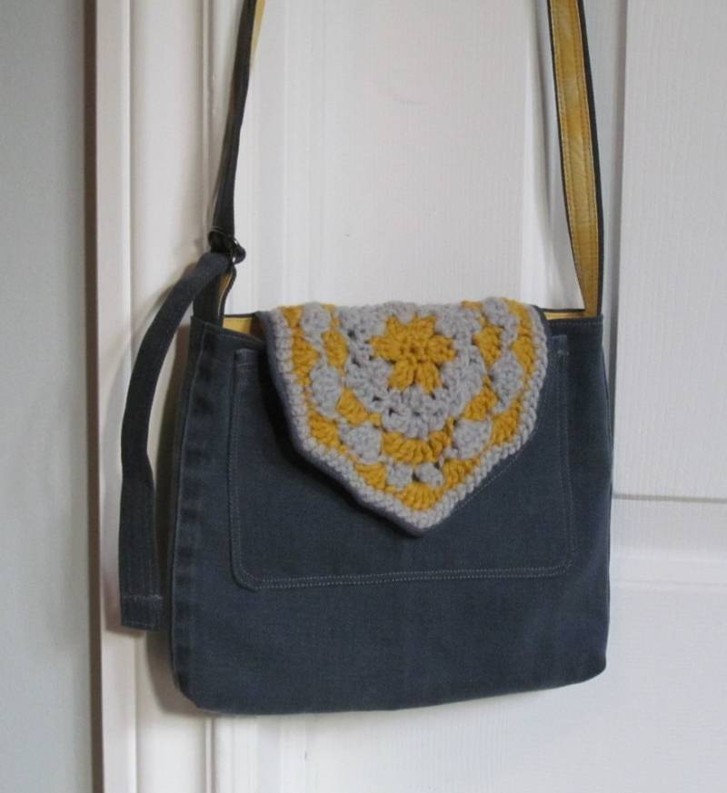 Gehäkelte Detail Geldbörse - Handgemachte Handtasche Umfunktionierten Stoff Crossbody-Tasche Grau-Gelben-Geldbeutel Schultertasche Häkeln Akzent von SewlArtStudio