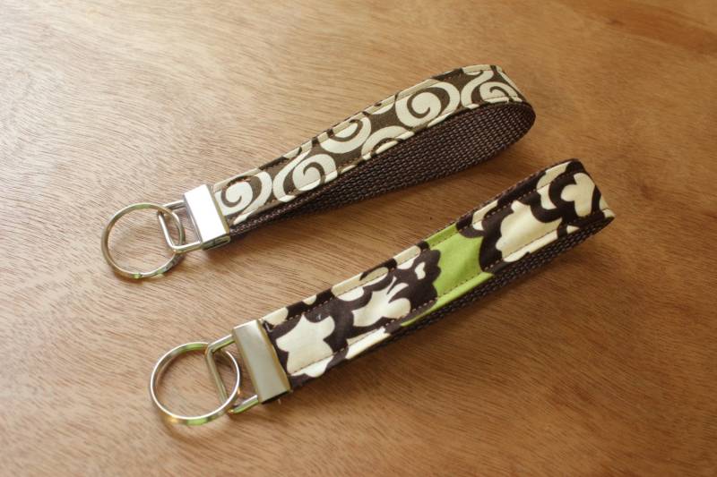 Braun Und Grün Mit Blumen/Windung Stoff Keychain/Schlüsselanhänger/Armband von Sewmanydeals