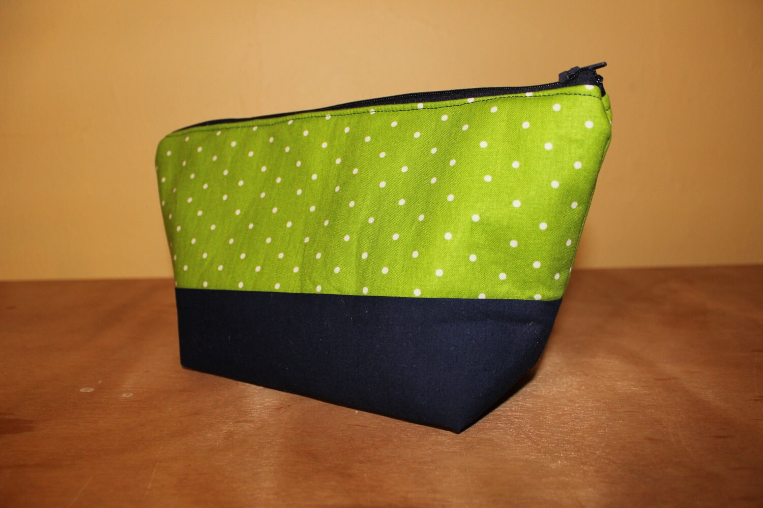 Mittlere Navy Blau Und Grün Polka Dot Weit Offen Kosmetiktasche von Sewmanydeals