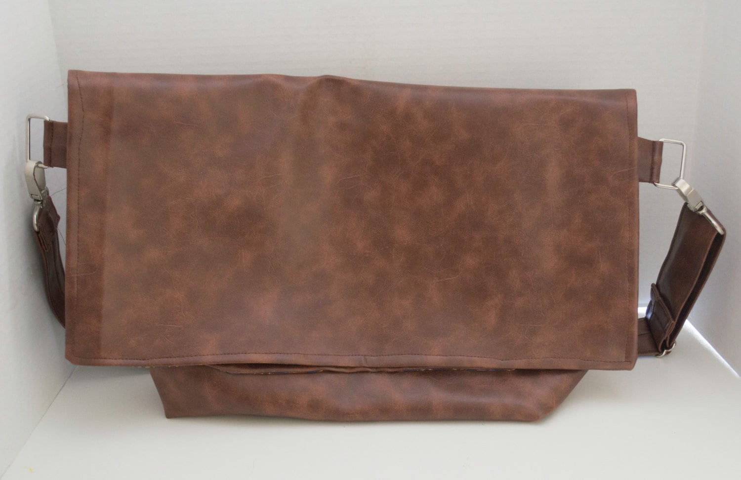 Herren Kunstleder/Vinyl Messenger Bag von Sewmemineboutique