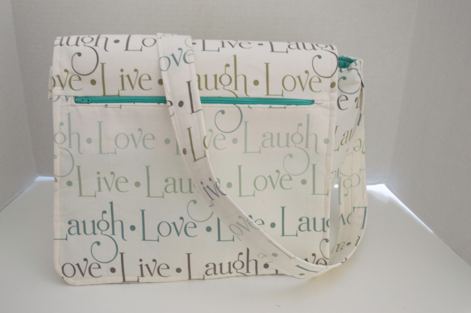 Live, Liebe, Lachen Messenger Bag von Sewmemineboutique