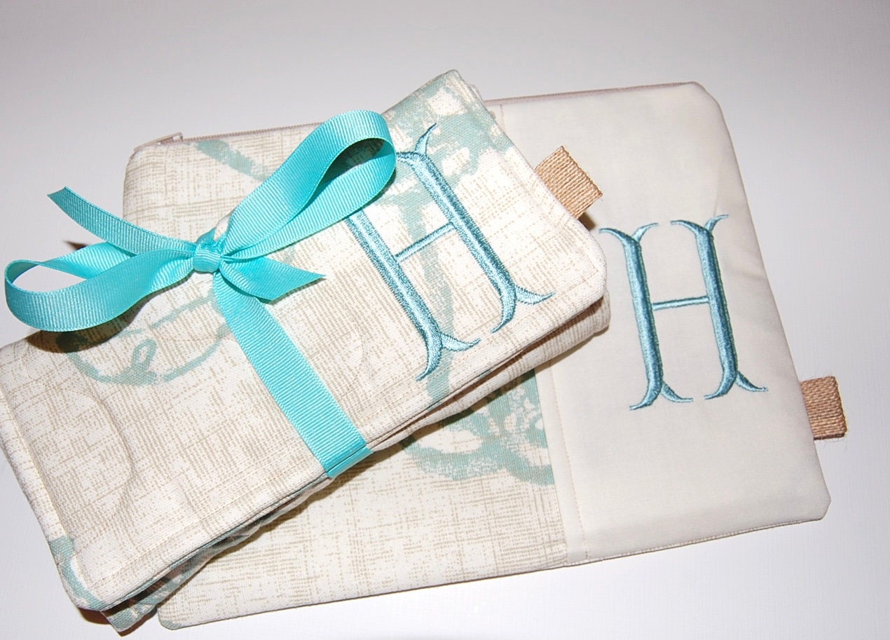 Personalisiertes Reise Geschenk Set Gestickte Schmuckrolle & Kosmetiktasche von Sewmuchfunstuff