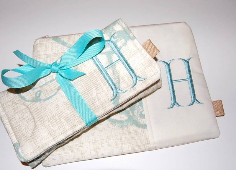 Personalisiertes Reise Geschenk Set Gestickte Schmuckrolle & Kosmetiktasche von Sewmuchfunstuff