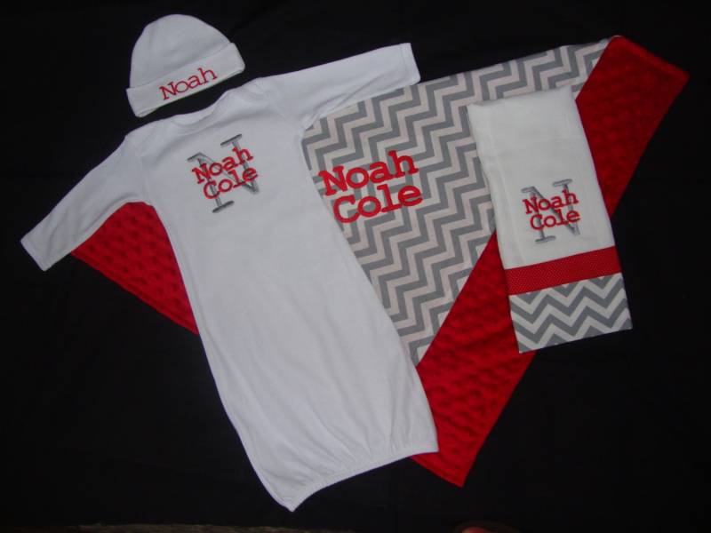 Baby Jungen 4 Stück Nehmen Hause Set - Grau Und Rot-Baby-Dusche-Geschenk von SewnFromTheHeart4U