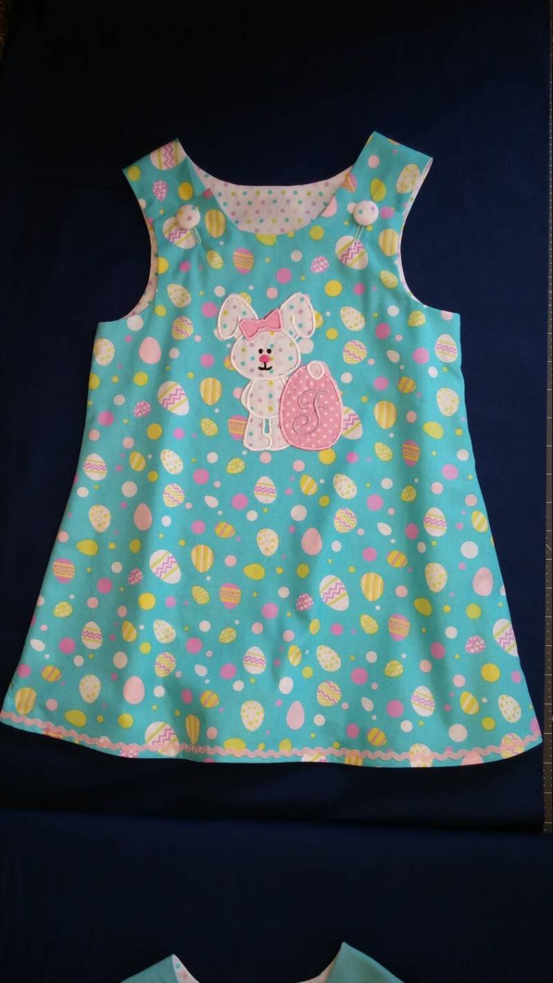 Mädchen Osterkleid, Osterkleid Mit Eierdruck, Hasenkleid von SewnFromTheHeart4U