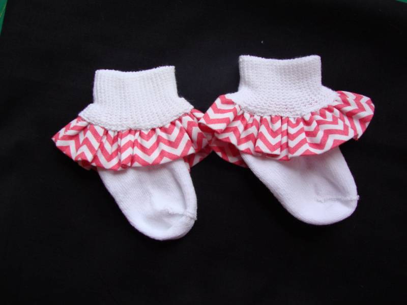 Neugeborenen/Säugling Baby Mädchen Chevron Rüschensocken von SewnFromTheHeart4U