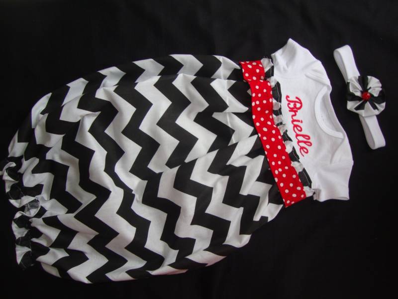 Neugeborenen/Säugling Chevron Bring Mich Nach Hause Kleid Mit Passendem Stirnband in Schwarz Und Rot von SewnFromTheHeart4U