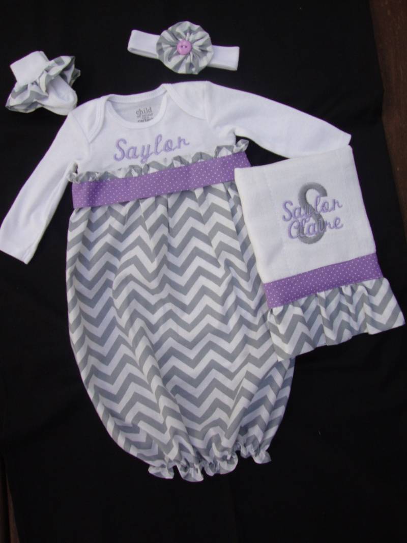 Personalisierte Neugeborenen/Säugling Chevron Take Me Home-Kleid Mit Passendem Stirnband, Spucktuch & Rüschen Socken | Grau Und Lavendelfarbe von SewnFromTheHeart4U